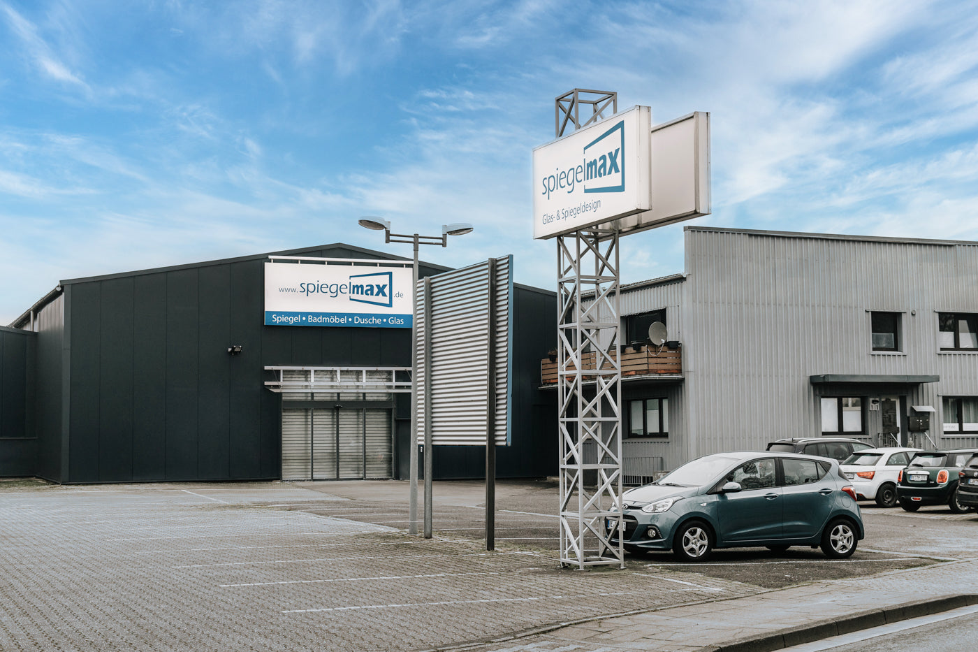 Außenansicht des Spiegelmax Werks und Showrooms in Dortmund – Glas- & Spiegeldesign Standort