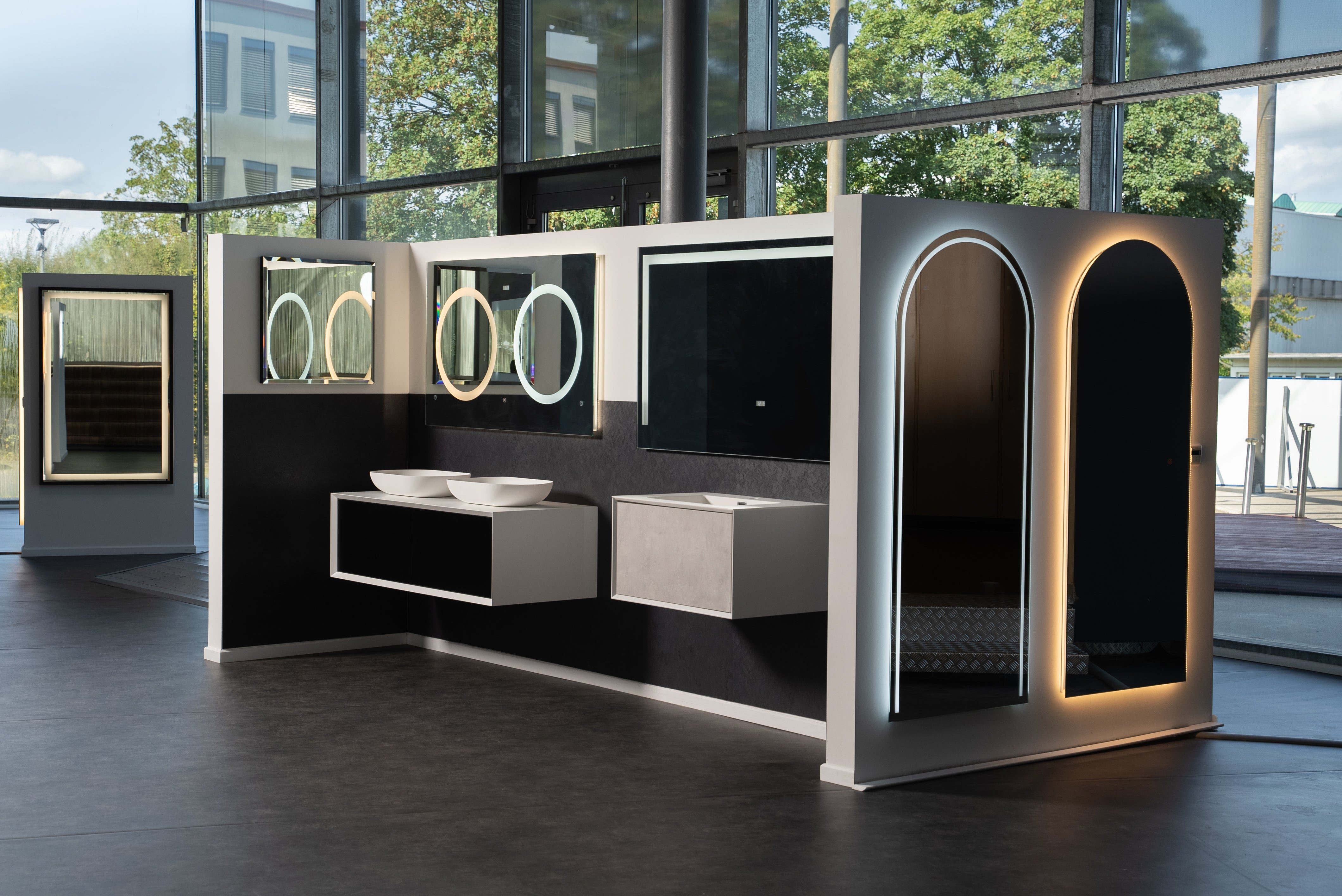 Showroom mit LED-Badspiegeln, Spiegelschränken und Ganzkörperspiegeln – Produkte live vergleichen