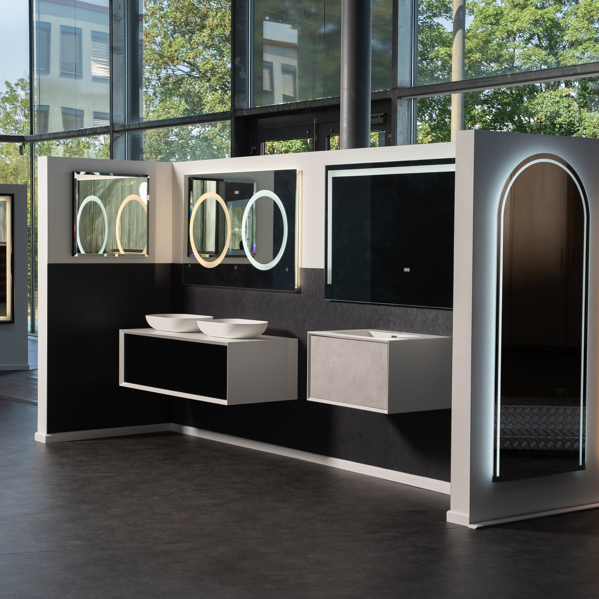 Showroom mit LED-Badspiegeln, Spiegelschränken und Ganzkörperspiegeln – Produkte live vergleichen