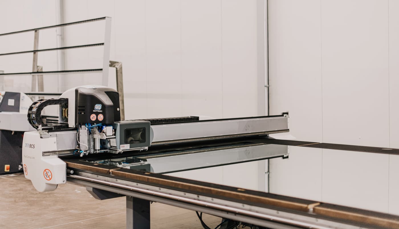 CNC-Glas-Schneidanlage auf dem Schneidtisch – präziser Zuschnitt von Spiegelglas in der Produktion