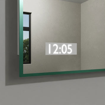 Digitaluhr mit leuchtender Zeitanzeige in einen modernen Badezimmerspiegel integriert.