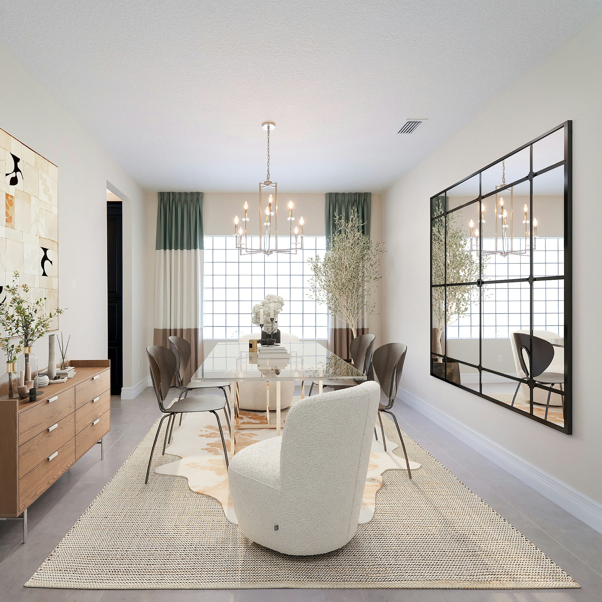 Ein modernes, hell eingerichtetes Esszimmer mit einem großformatigen, gitterförmig gerahmten Design-Wandspiegel von Spiegelmax an der rechten Wand. Der Spiegel reflektiert den Esstisch aus Glas, die Stühle und den Kronleuchter im Raum. Helle Vorhänge, dekorative Pflanzen und ein Teppich in Naturtönen verleihen der Szene ein elegantes, warmes Ambiente.