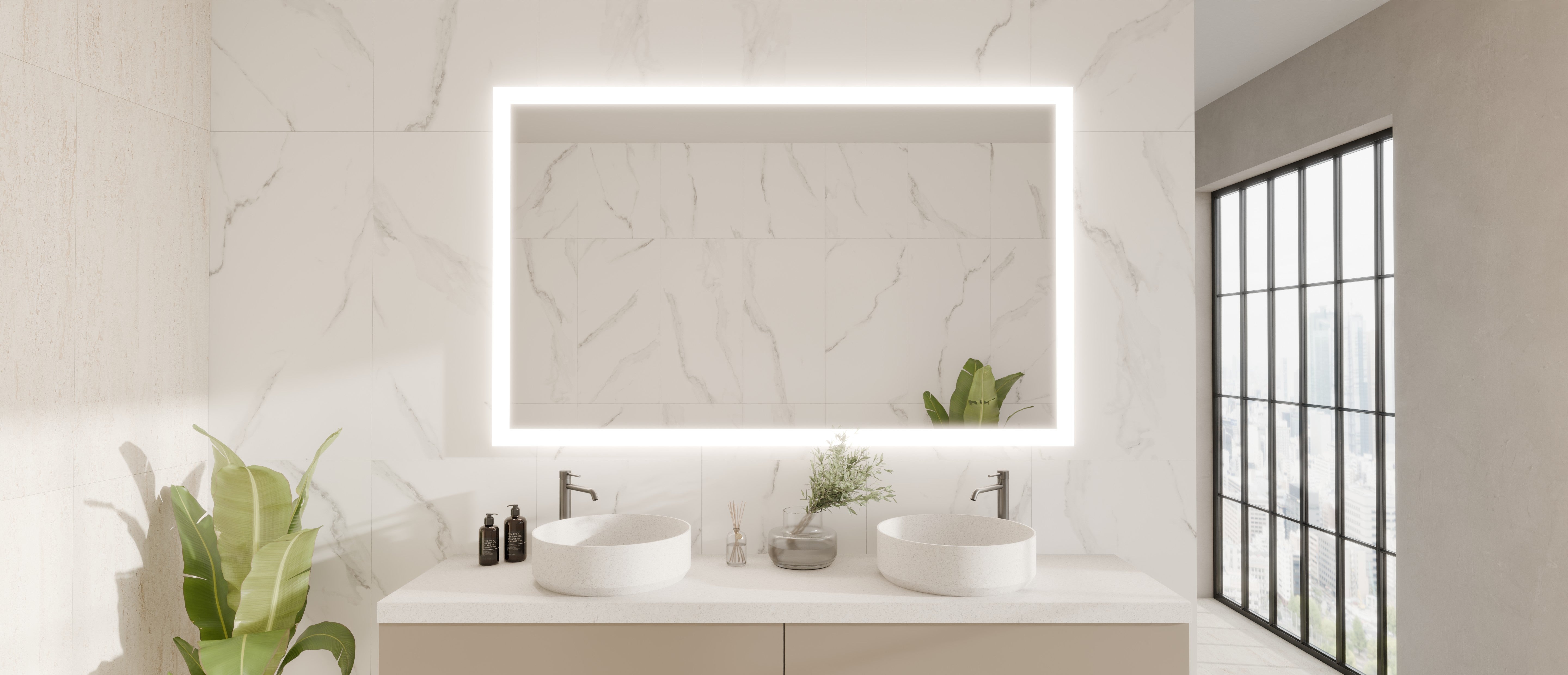 Ein großformatiger rechteckiger LED-Badspiegel von Spiegelmax mit umlaufender Beleuchtung hängt über einem eleganten Doppelwaschtisch mit zwei runden Aufsatzbecken. Die Wand ist mit hellen Marmorfliesen gestaltet, links und rechts stehen große Grünpflanzen. Durch das hohe Fenster rechts fällt Tageslicht in den Raum. Der beleuchtete Spiegel bildet den zentralen Blickfang und unterstreicht das moderne Badspiegel-Design.
