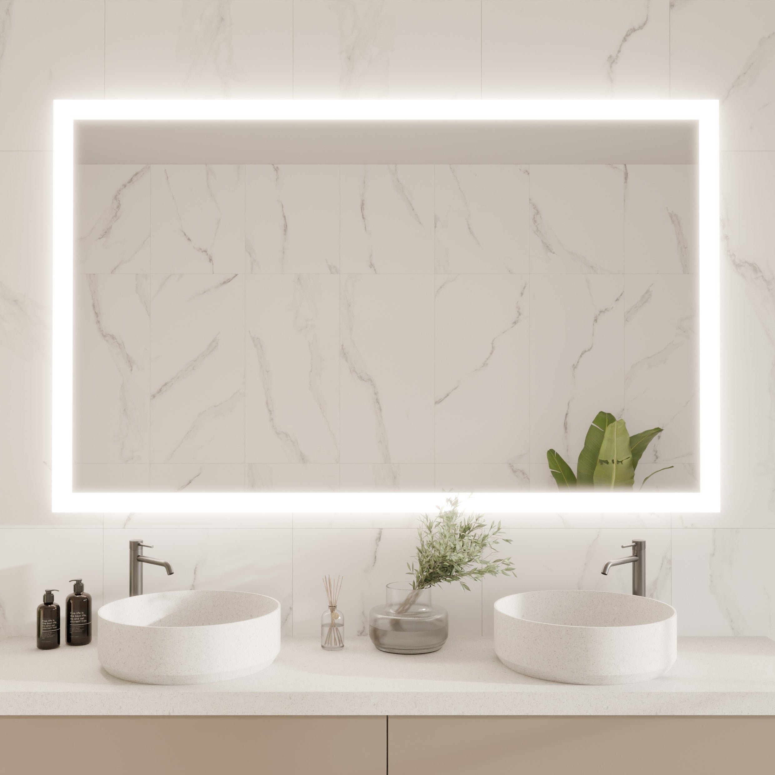 Ein großformatiger rechteckiger LED-Badspiegel von Spiegelmax mit umlaufender Beleuchtung hängt über einem eleganten Doppelwaschtisch mit zwei runden Aufsatzbecken. Die Wand ist mit hellen Marmorfliesen gestaltet, links und rechts stehen große Grünpflanzen. Durch das hohe Fenster rechts fällt Tageslicht in den Raum. Der beleuchtete Spiegel bildet den zentralen Blickfang und unterstreicht das moderne Badspiegel-Design.