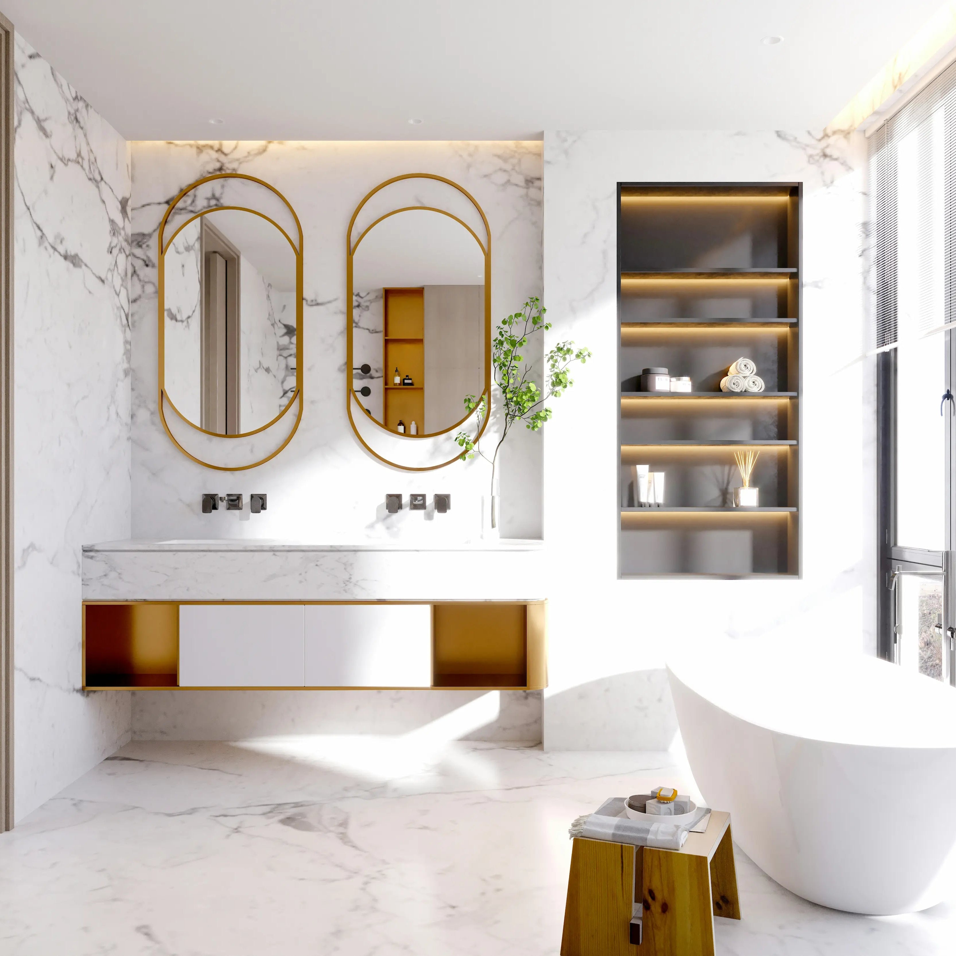 Modernes, helles Luxusbad mit zwei goldgerahmten Spiegeln von Spiegelmax vor einer weißen Marmorwand. Unter dem Doppelwaschtisch befinden sich offene Ablagefächer, daneben ein beleuchtetes Regal und eine freistehende Badewanne. Sonnenlicht fällt in den Raum und betont die edlen Materialien.