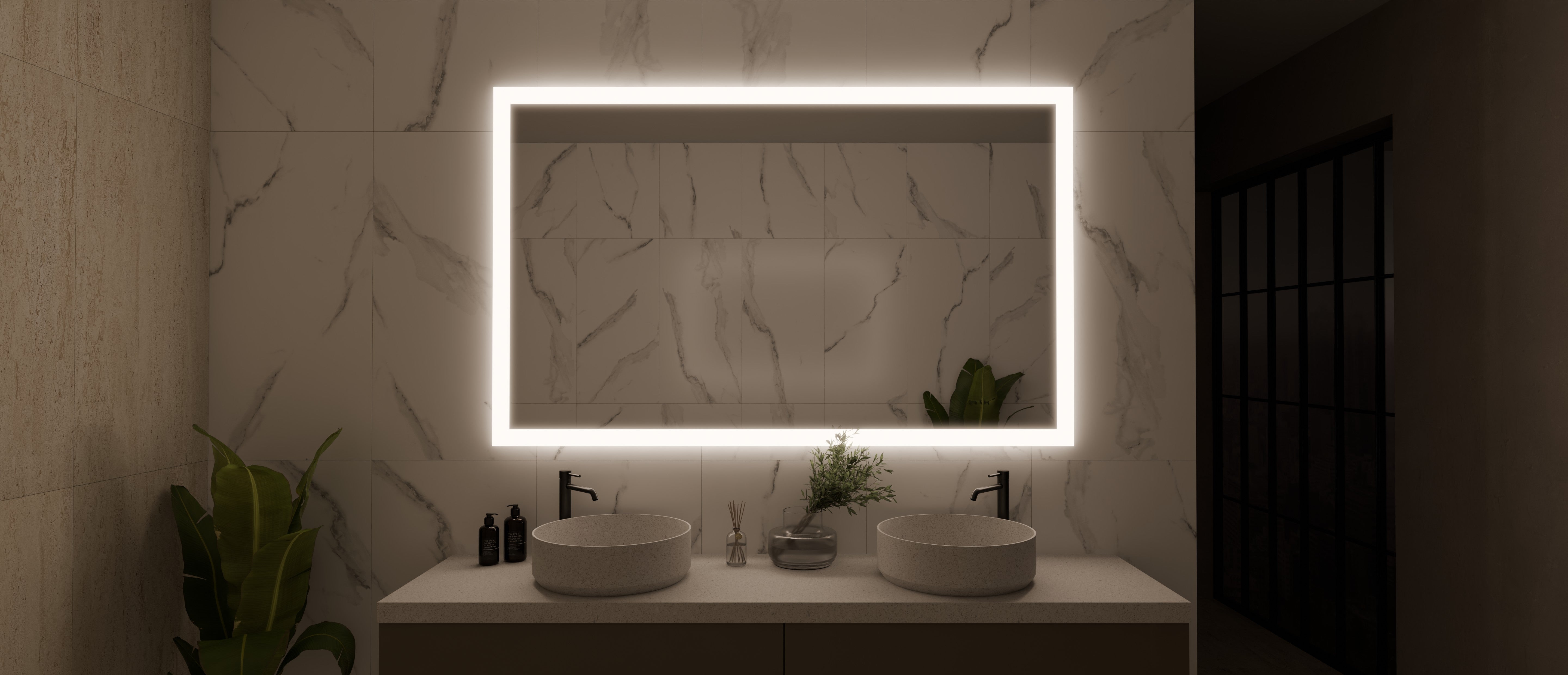 Ein rechteckiger LED-Badspiegel von Spiegelmax mit heller, umlaufender Beleuchtung hängt über einem Doppelwaschtisch mit zwei runden Aufsatzbecken. Die Szene ist in warmem, abgedunkeltem Licht gehalten, wodurch der beleuchtete LED Spiegel besonders hervorsticht. Marmorfliesen, schwarze Armaturen und dekorative Pflanzen verleihen dem Badezimmer ein hochwertiges, modernes Ambiente.