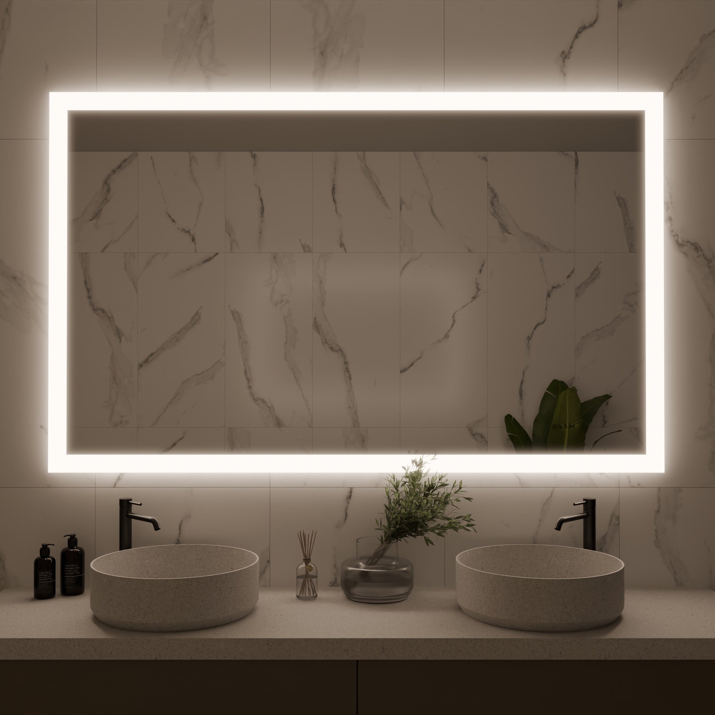 Ein rechteckiger LED-Badspiegel von Spiegelmax mit heller, umlaufender Beleuchtung hängt über einem Doppelwaschtisch mit zwei runden Aufsatzbecken. Die Szene ist in warmem, abgedunkeltem Licht gehalten, wodurch der beleuchtete LED Spiegel besonders hervorsticht. Marmorfliesen, schwarze Armaturen und dekorative Pflanzen verleihen dem Badezimmer ein hochwertiges, modernes Ambiente.
