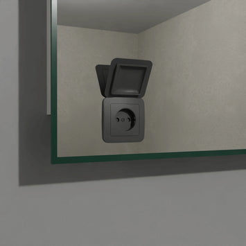 Integrierte Steckdose mit Klappabdeckung in einem modernen Badezimmerspiegel.