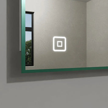 Leuchtender Touch-Sensor in einen modernen Badezimmerspiegel integriert.