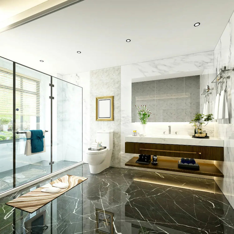 Großes Badezimmer mit begehbarer Dusche und Duschwand aus Glas, freistehendem Waschtisch, Wandspiegel und Marmorboden.