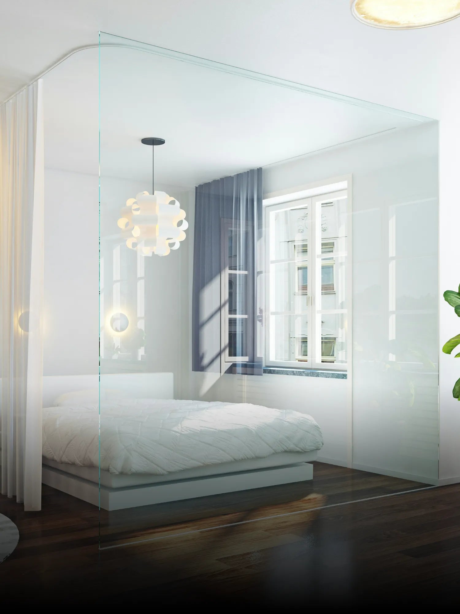 Schlafzimmer mit Glasabtrennung, die als Duschwand dient, vor einem weißen Bett und Fenster mit Vorhängen.